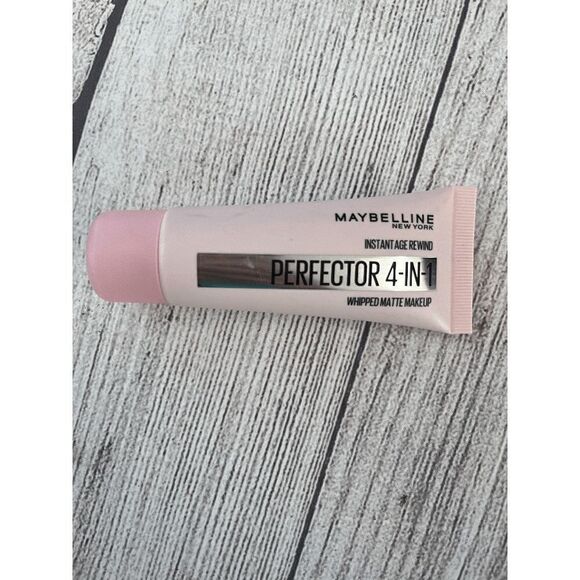 Maybelline Instant Age Rewind Perfector 4-in-1 Whipped Matte Make up In Light/ M - Picture 2 of 4